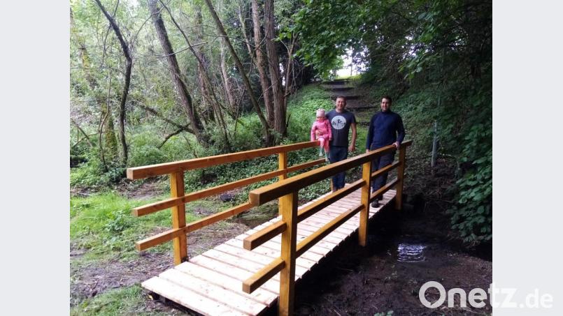 Die beiden Bauhofmitarbeiter Michael Jaworeck und Markus Betzl auf der neuen Brücke, die sie in ihrem Urlaub fertigten. Bild: Gemeinde Bad Neualbenreuth/exb
