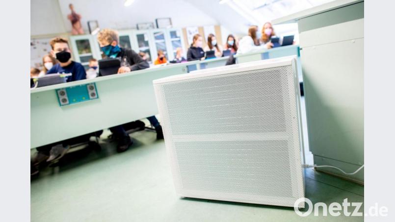 Ein Luftfiltergerät steht im Fachraum einer Schule. Symbolbild: Hauke-Christian Dittrich/dpa