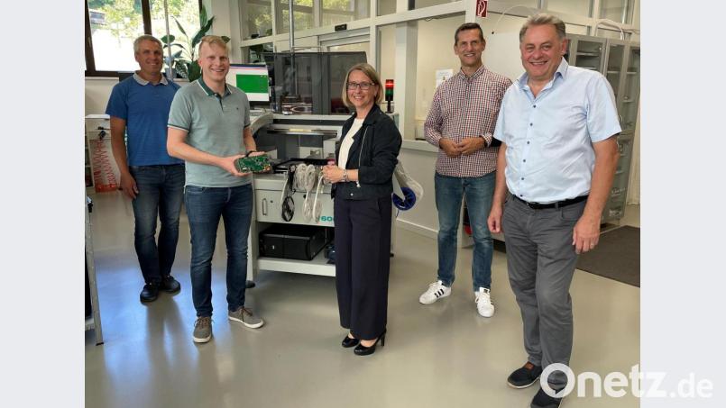 Susanne Hierl bei ihrem Besuch in der Firma Megatec in Lehenhammer. Bild: Roman Berr <berr@freenet.de>