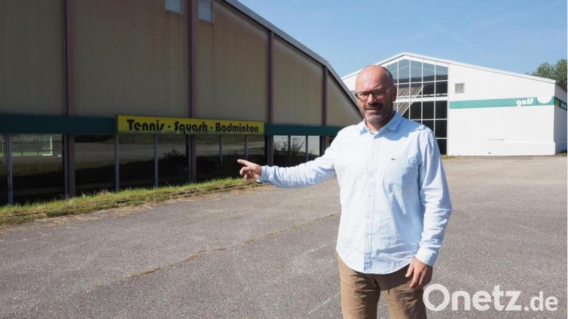 Thomas Kick vor dem neu erworbenen Sportpark in Schwandorf mit der Tennishalle (links) und der Badmintonhalle (rechts hinten). Bild: ref