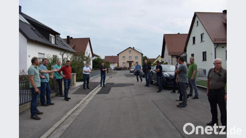 Durch einen Wasserrohrbruch wurde ein Teilbereich der Kaltenthaler Straße unterspült. Der Bauausschuss machte sich ein Bild vom entstandenen Schaden. Bild: bnr