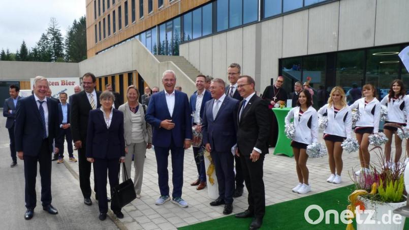 Auch Sportminister Joachim Herrmann (Fünfter von links) kam zur Einweihung des BLSV-Sportcamps. Bild: Harald Judas/exb
