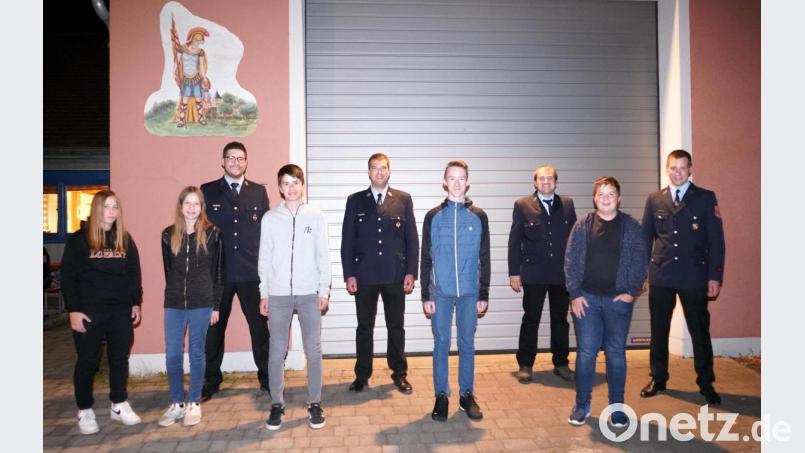 Die &quot;Neuen&quot; in der Lennesriether Feuerwehr (vorne von links): Selina Frischholz, Paulina Stahl, Jakob Lukas, Simon Beimler und Maximilian Wallmeyer mit dem neuen Kommandanten Michael Stahl (rechts). Bild: fvo