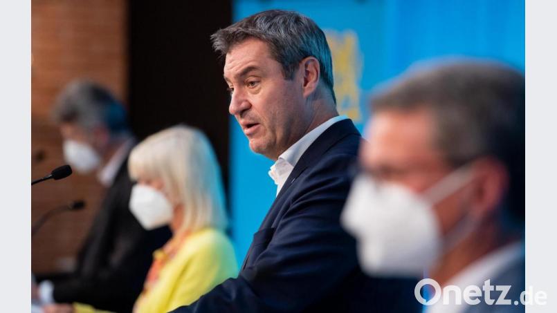 Michael Piazolo (l-r, Freie Wähler), Kultusminister von Bayern, Carolina Trautner (CSU), Sozialministerin von Bayern, Markus Söder (CSU), Ministerpräsident von Bayern, und Bernd Sibler (CSU), Wissenschaftsminister von Bayern. Bild: Sven Hoppe/dpa