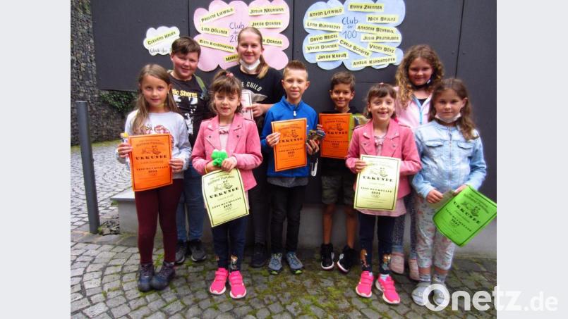 In Gruppen gestaffelt durften die Kinder die Urkunden und Preise der Leseolympiade im Hof der Pfarr- und Gemeindebücherei entgegennehmen. Bild: adj