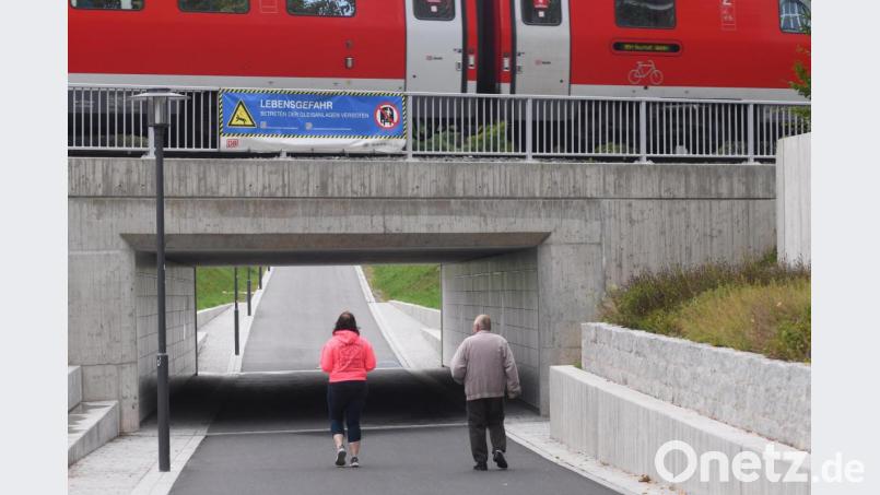 Am Wittgartendurchstich warnt ein Schild der Deutschen Bahn vor Gefahren am Bahngleis. Bild: Gabi Schönberger