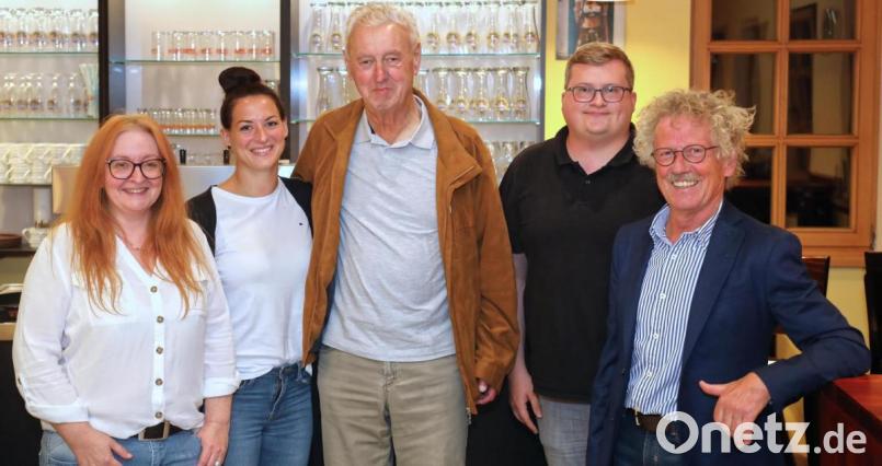 Ehrenmitglied Willi Müller (Mitte) und Kassier Markus Knodt (Zweiter von rechts) verabschiedeten sich aus dem TSV-Vorstand. Auf dem Bild (von links) die stellvertretenden Vorsitzenden Alexandra Gmeiner und Iris Purucker sowie Vorsitzender Bernhard Reis. Bild: njn