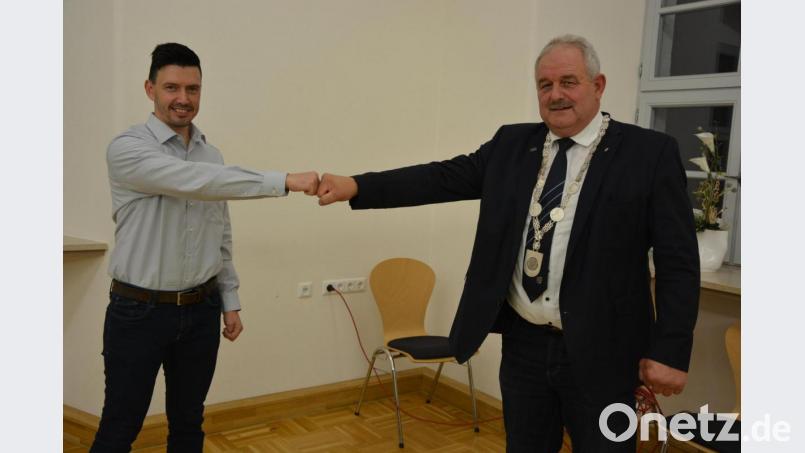 Josef Wührl junior (links) wurde als neuer Ortssprecher für Hofteich von Bürgermeister Johann Burger (rechts) im Gemeinderat Leonberg willkommen geheißen. Wührl löste nach 13-jähriger Tätigkeit Sonja Schmid ab. Bild: jr