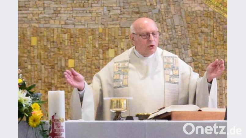 Geistlicher Rat Andreas Hanauer feierte am Sonntagnachmittag im Festgottesdienst sein 50-jähriges Priesterjubiläum und gab den Gottesdienstbesuchern den Segen. Bild: bey
