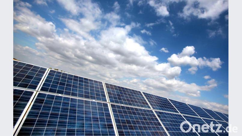 Auf Sonnenstrom und auch ein bisschen Windenergie aus der Region setzt die Neue Energien West eG aus Grafenwöhr. Sie will damit die Klimakrise bekämpfen. Symbolbild: Oliver Berg/dpa