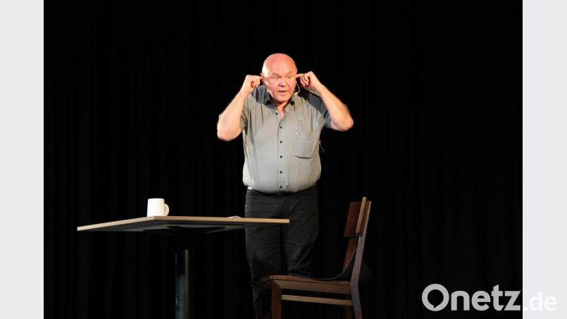 Toni Lauerer, Standesbeamter aus Furth im Wald, Mundartkabarettist, Autor und Meister des Oberpfälzer Humors begab sich am Sonntag in der Stadthalle gleich in zwei 90-minütige Vorstellungen hintereinander auf humorvolle Deppensuche. Bild: prh
