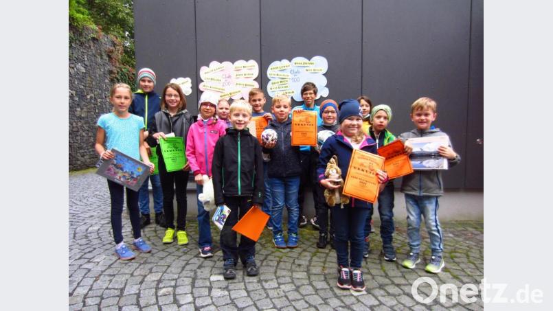 In Gruppen gestaffelt durften die Kinder die Urkunden und Preise der Leseolympiade entgegennehmen. Bild: adj