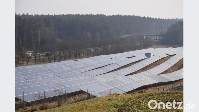 Die Stadt Amberg will dem Bau von künftigen Freiflächen-Photovoltaikanlagen (hier ein Beispiel in Ebermannsdorf) einen Grundsatzbeschluss an die Hand geben. Damit wissen potenzielle Investoren, was hier von ihnen erwartet wird. Bild: bö