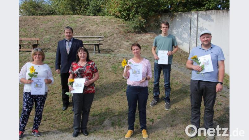 Im Bild die neuen Freizeitimker (vorne, von links) Petra Hegen, Kreszentia Schrems, Utta Sehm und Josef Schmid sowie (hinten, von links) Vorsitzender Martin Fischer und Tobias Fischer, der für 15 Jahre Vereinstreue geehrt wurde. Bild: kro