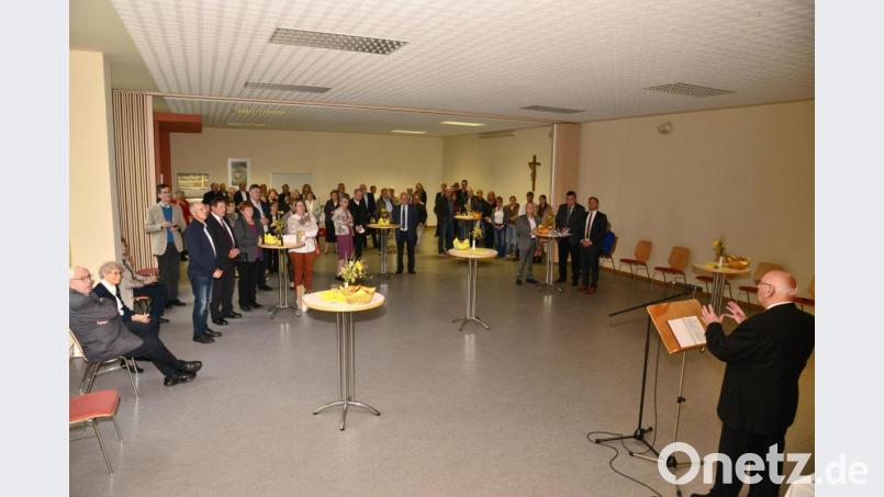 Geistlicher Rat Andreas Hanauer heißt die Gäste beim Stehempfang anlässlich seines 50-jährigen Priesterjubiläums im Pfarrsaal Schirmitz willkommen. Bild: bey