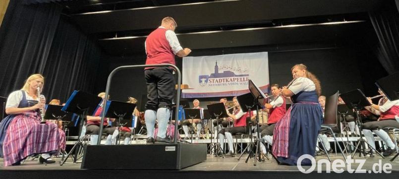 Stücke aus vielen verschiedenen Musikrichtungen präsentierten die Musiker der Stadtkapelle Neunburg vorm Wald ihrem Publikum. Bild: Martin Birner/exb