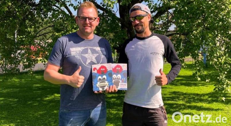 "Sonnenblicke"-Vorsitzender Marco Pscherer (links) freute sich über die Spende von Autor Andreas Fachtan. Bild: soj