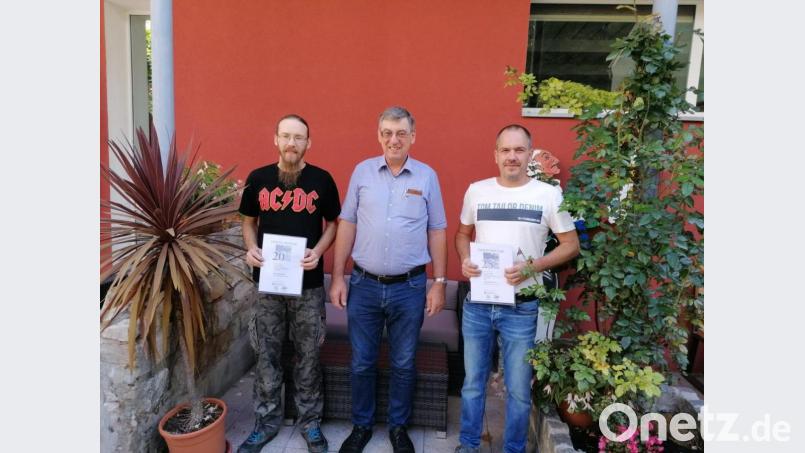 Betriebsjubiläum bei der Firma Ernst Herbst Prüftechnik: (von links) Wolfgang Herbst, Firmeninhaber Ernst Herbst und Christian Grötsch. Bild: exb