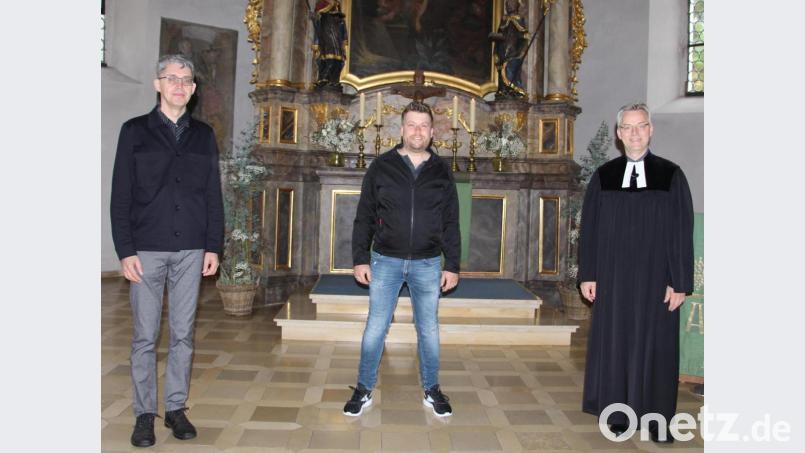 Als neue Kirchenvorstandsmitglieder werden (von links) Andreas Pesel und Martin Pilhofer von Pfarrer Markus Vedder in ihr Amt eingeführt. Bild: ds