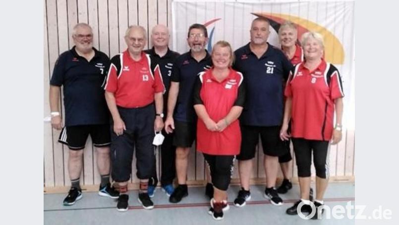 Otto Schober, Andreas Jasinski, Hermann Weismeier H., Otto Ackermann, Annette Bachert, Dietmar Banasch, Gisela Kindler und Elisabeth Didjurgis (von links) konnten mit ihrem Abschneiden bei der Deutschen Meisterschaft im Bosseln sehr zufrieden sein. Bild: jzk