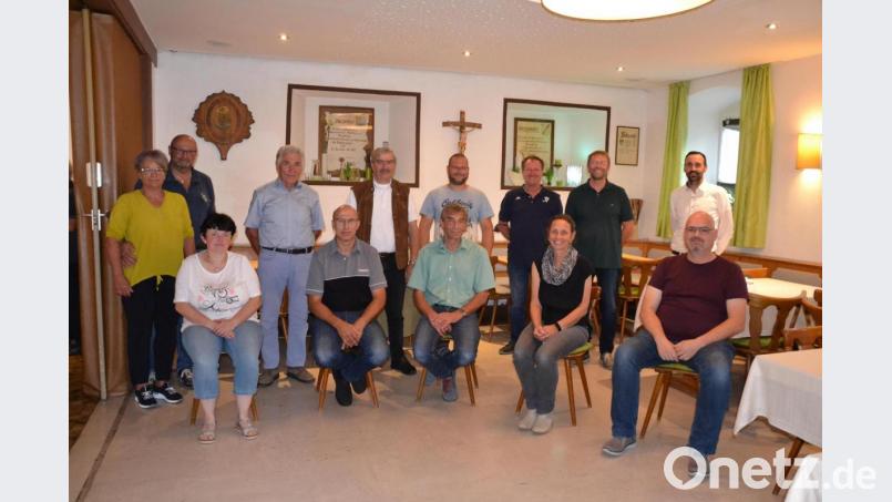 Peter Ries (vorne Mitte) führt weiter die Siedlergemeinschaft Moosbach. Dazu gratulierten Bürgermeister Armin Bulenda (hinten rechts) und der Bezirksvorsitzende Reinhard Ott (hinten Vierter von links). Bild: gi