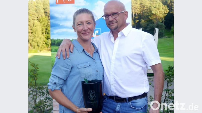Constanze Vogl (links) und Thomas Wiederer (rechts) sind die neuen Vereinsmeister des Golf- und Landclubs Oberpfälzer Wald. Bild: Hirsch