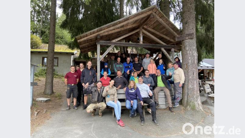 Viele Helfer waren dem Aufruf von Bürgermeister Sebastian Voit (vorne, links) gefolgt und kamen zum Arbeitseinsatz an den Fichtelsee. Bild: gis