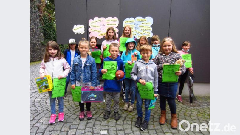 Alle Kinder freuten sich über die Urkunden und Preise der Leseolympiade. Bild: adj