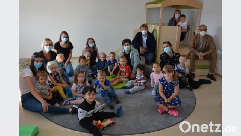 Wohl fühlen sich die Kinder in der für 90.000 Euro errichteten Notgruppe in den Räumen der ehemaligen Förderschule. Zum Start des Betriebs gekommen waren Bürgermeister Bernd Sommer (rechts) und dahinter Stadtbaumeister Hubert Siller zusammen mit Einrichtungsleiterin Katja Bloßfeldt. Bild: jr