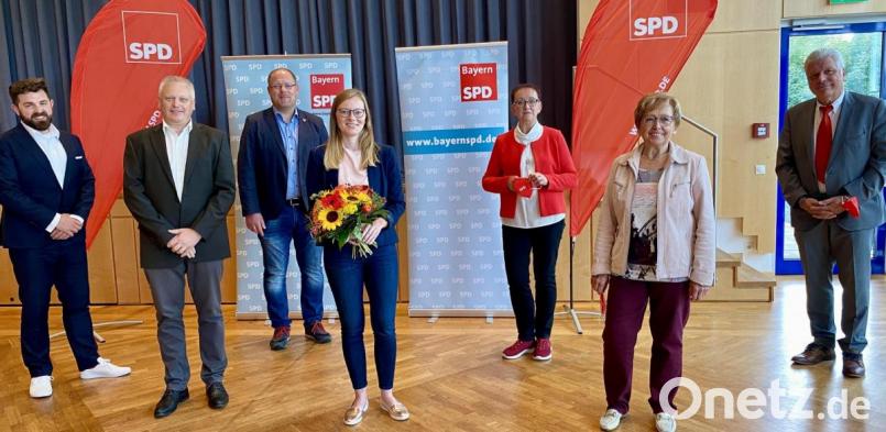 Nicole Bäumler (Mitte) übernimmt den Vorsitz des SPD-Kreisverbandes. Mit im Bild der engere Vorstand: Sebastian Dippold, Jürgen Kürzinger, Thorsten Hallmann, Maria Sauer, Johanna Krauß, Günter Stich (von links). Bild: Eichl