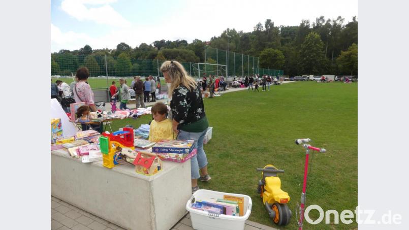 Einen Flohmarkt in Coronazeiten abzuhalten: Dieses Wagnis geht der Elternbeirat des städtischen Kindergartens Eschenbach ein – mit Erfolg. Die Verkaufsstände bieten im Abstand von zwei Meter eine berührungs- und kontaktfreie Suche nach Bekleidung, Spielsachen und vielem mehr. Bild: rn