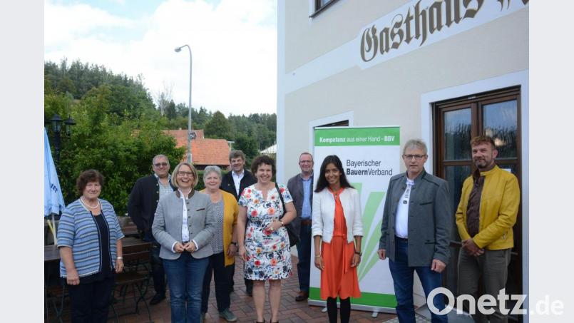 Auf dem Bild von links: Brigitte Trummer, Konrad Maget, Susanne Hierl (CSU), Sieglinde Hollweck, Peter Beer, Susanne Witt (ÖDP), Andreas Otterbein, Daisy Miranda (Freie Wähler), Michael Gruber und Robert Pirner. Bild: Lorenz Märtl/exb