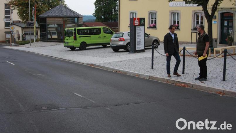 Das Teilstück der Staatstraße 2170 im Ortsbereich Fuchsmühl muss erneuert werden, meint Bürgermeister Wolfgang Braun (rechts). Vom Zustand der Fahrbahn (hier der obere Bereich der Marienstraße) überzeugte sich MdB Albert Rupprecht (links) beim Treffen mit Bürgermeister Wolfgang Braun. Bild: wro