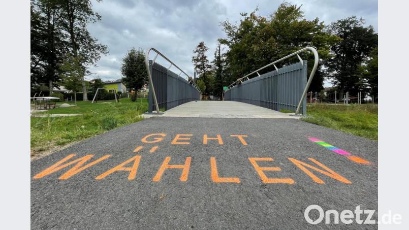 „Geht wählen!“, heißt es in bunter Schrift an 25 Stellen im Waldershofer Stadtgebiet, so wie hier im Stadtpark. Bild: Bäumler/fph