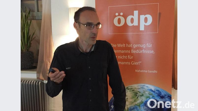Bundestagskandidat Sönke Siebold sprach beim Wahlkampfabschluss der ÖDP in Burglengenfeld. Bild: exb