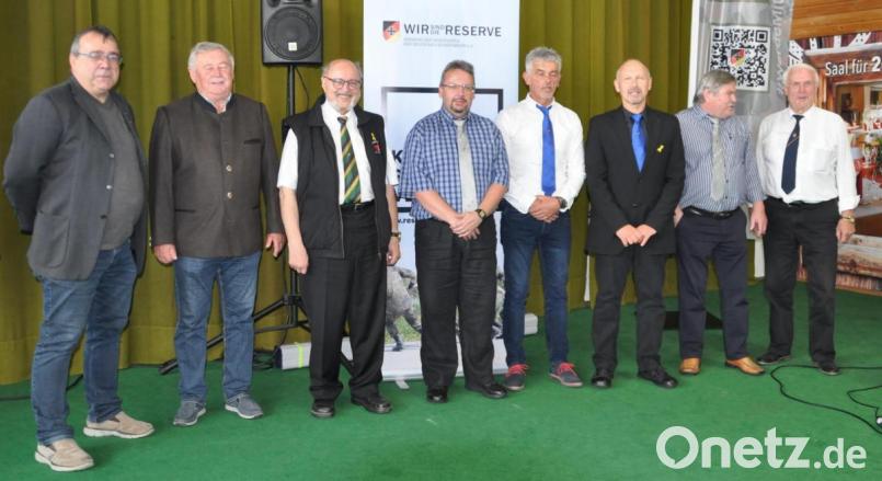 Der neue Kreisvorstand (von links): Bezirksvorsitzender Götz Georg, 3. Stellvertreter: Siegfried Woppmann,
Kreiskassenwart: Bruno Salomon, 2.Stellvertreter: Thomas Riedl, 1. Stellvertreter: Wolfgang Nurtsch, 1.Kreisvorsitzender: Manfred Zettl, der Kreisschriftführer sowie 2. Revisor: Werner Eckstein. Bild: huh