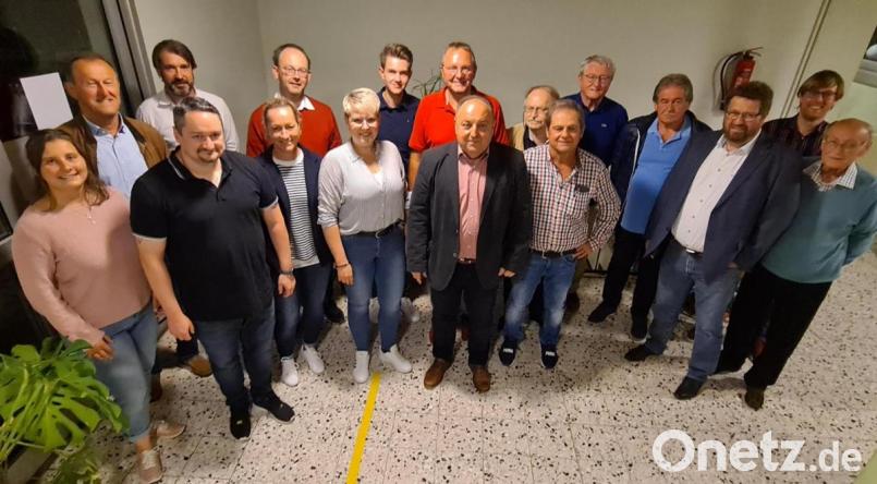 Vorne von links: Katharina Hackl, Andreas Cermak, Andrea Meier, Lisa Hartinger, Hans Hartinger, Peter Karzmarczyk, Bundestagskandidat Johannes Foitzik, Dieter Seeliger. 
Hinten von links: Richard Gaßner, Thorsten Kraft, Wolfang Roggenhofer, David Mandrella, Udo Fechtner, Karl Holzapfel, Werner Cermak, Herbert Breitkopf, Patrick Hackl. Bild: Markus Bayer