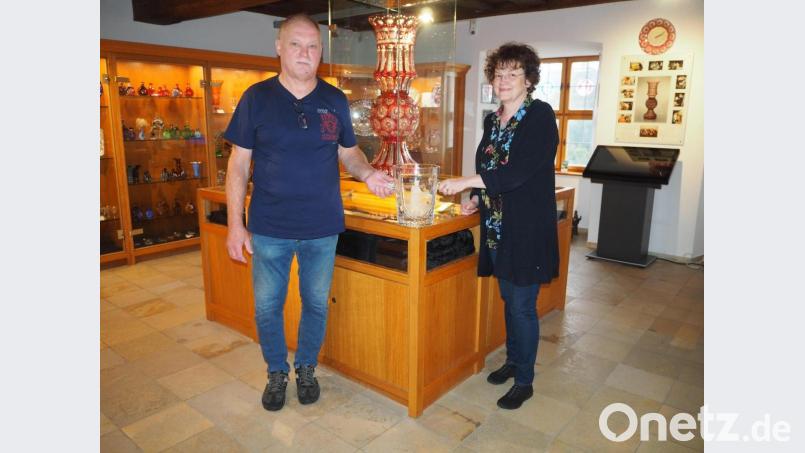 Alfred Krug überreichte an Museumsleiterin Ursel Wiechert einen Sektkübel aus Bleikristall Bild: krb