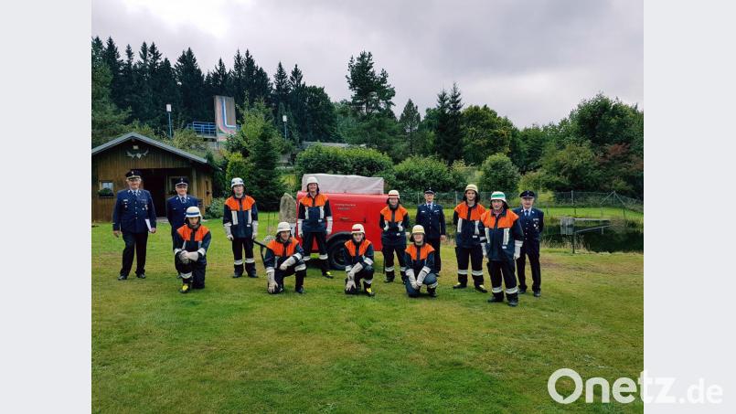 Aktive der Löschgruppe Altglashütte stellten sich erfolgreich der Leistungsprüfung. Im Bild (vorne, von links) Kevin Blei, Reiner Blei, Nico Mayer, Caroline Mayer und Kommandant Engelbert Träger sowie (hinten, von links) Kreisbrandinspektor Lorenz Müller, Feuerwehr-Vorsitzender Hans Birkner, Michael Träger, Markus Blei, Milena Scharnagl, Kreisbrandmeister Helmut Czepa, Tobias Mayer und Ehrenkreisbrandmeister Willi Horn. Bild: FFW Hohenthan/exb
