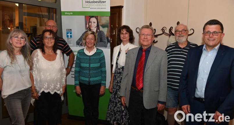 Der neue Vorstand von „Haus und Grund Amberg“ (von links): Petronella Bengl, Renate Birner, Alfred Pechtl, Paula Orr, Angelika Biehler, Richard Markl, Klaus-Jörg Hartmann und Vorsitzender Michael Schüll. Bild: gf