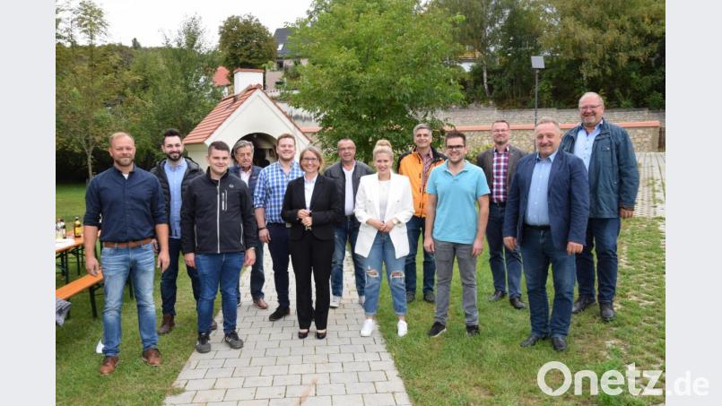 Bastian Wittl (links) wurde für weitere zwei Jahre zum Vorsitzenden des CSU-Ortsverbandes Hohenburg gewählt. Aus den letzten Tagen des Bundestagswahlkampfes berichtete Kandidatin Susanne Hierl (Sechste von links). Bild: bö