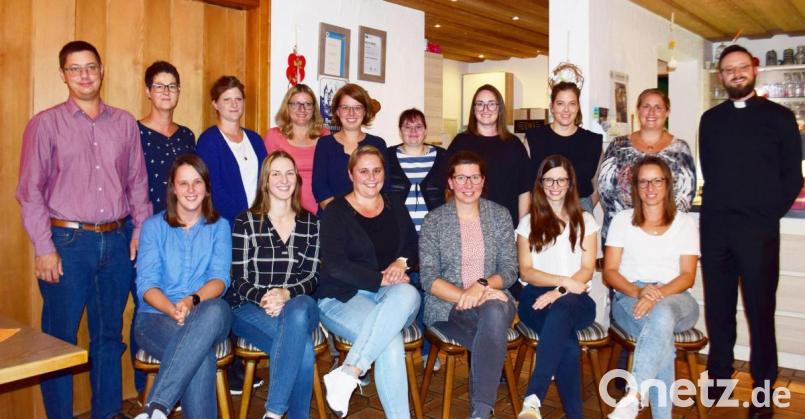 Breit aufgestellt zeigt sich der Vorstand des Kindergartenfördervereins Illschwang, mit der Vorsitzenden Christina Kinast (sitzend, Dritte von links), Zweitem Bürgermeister der Gemeinde Illschwang Benjamin Hiltl (stehend, links), Pfarrer Johannes Arweck (stehend, rechts) und der Kita-Leiterin Sabrina Stibbe (sitzend, Zweite von links). Bild: no