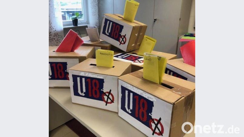 Die U18-Wahlurnen standen beim Kreisjugendring zur Auszählung bereit. Bild: Kreisjugendring Neustadt/WN/exb