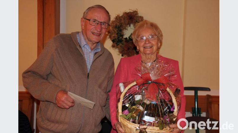 Mit Geschenken wurden Maria Böhm und Josef Bauer verabschiedet, die jahrzehntelang ehrenamtlich für den Obst- und Gartenbauverein tätig waren. Bild: kro