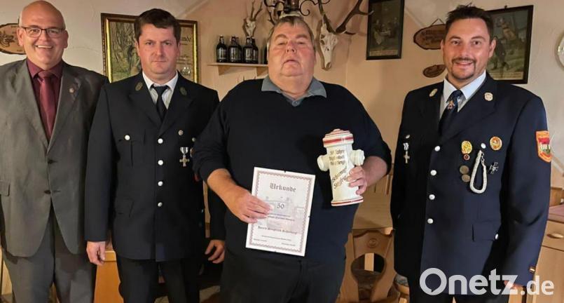Für 50 Jahre Mitgliedschaft wurde Siegfried Scharnagl geehrt. Im Bild: (von links) Bürgermeister Klaus Meyer, Vorsitzender Florian Dietl, Siegfried Scharnagl und Kommandant Norbert Scharnagl. Bild: kro