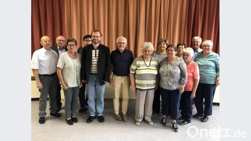 Das neue Team der Pfarrsenioren (von links): Pfarrgemeinderatssprecher Ernst Lenk, Pfarrer Andreas Hanauer, Helga Stöckl, Irmgard Giedl, Pfarrer Thomas Stohldreier, Alfred Wulfänger, Irene Östreicher, Marille Fuchs, Marianne Hrabak, Agnes Schmucker, Lisbeth Winter, Klaus Schmalzreich, Rita Bäumler. Bild: Ernst Lenk /exb