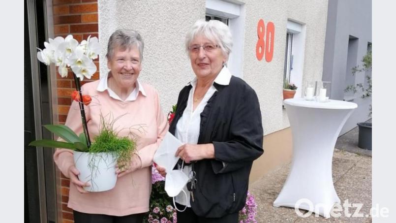 80. Geburtstag feierte jetzt Angela Hetz (links). Rosemarie Selch gratulierte im Namen des KAB-Kreisvorstands. Bild: fph