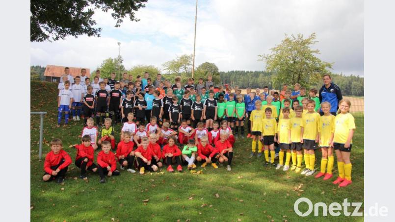 Zehn E-Juniorenmannschaften nahmen am "Norbert-Schnurrer-Gedächtnisturnier" der Sportfreunde Kondrauteil. Sieger wurde der TSV Konnersreuth. Im Bild alle teilnehmenden Mannschaften mit Turnierleiter Manuel Enders (rechts). Bild: kro