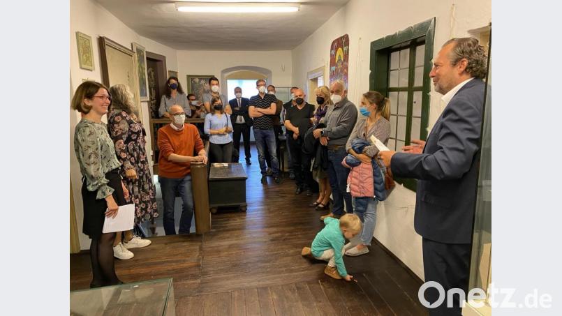 Für Bürgermeister Frank Zeitler (rechts) war es eine Freude, zusammen mit stellvertretendem Landrat Richard Tischler (Mitte hinten) und Museumsleiterin Christa Haubelt-Schlosser (links) die von Wolfgang Neiser (Dritter von links) konzipierte Ausstellung „Die Geburt der Linie“ zu eröffnen. Bild: aub
