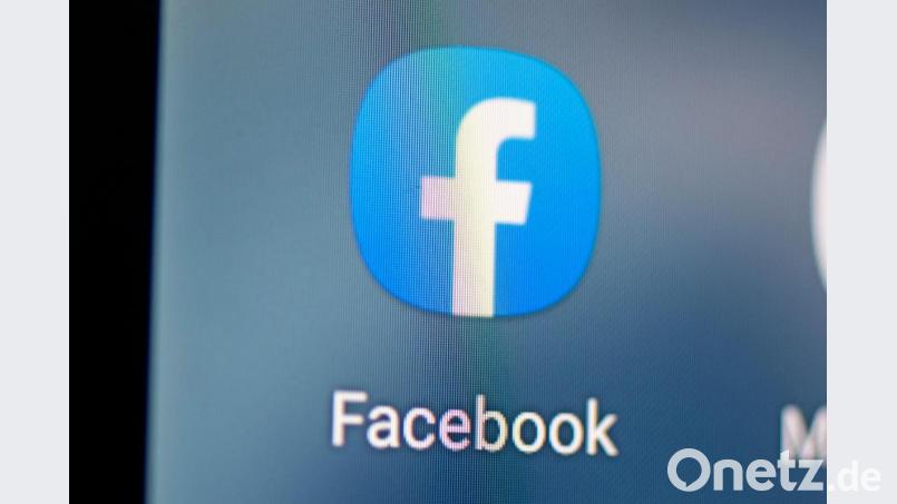 Auf dem Bildschirm eines Smartphones sieht man das Logo der App Facebook. Foto: Fabian Sommer/dpa Bild: Fabian Sommer